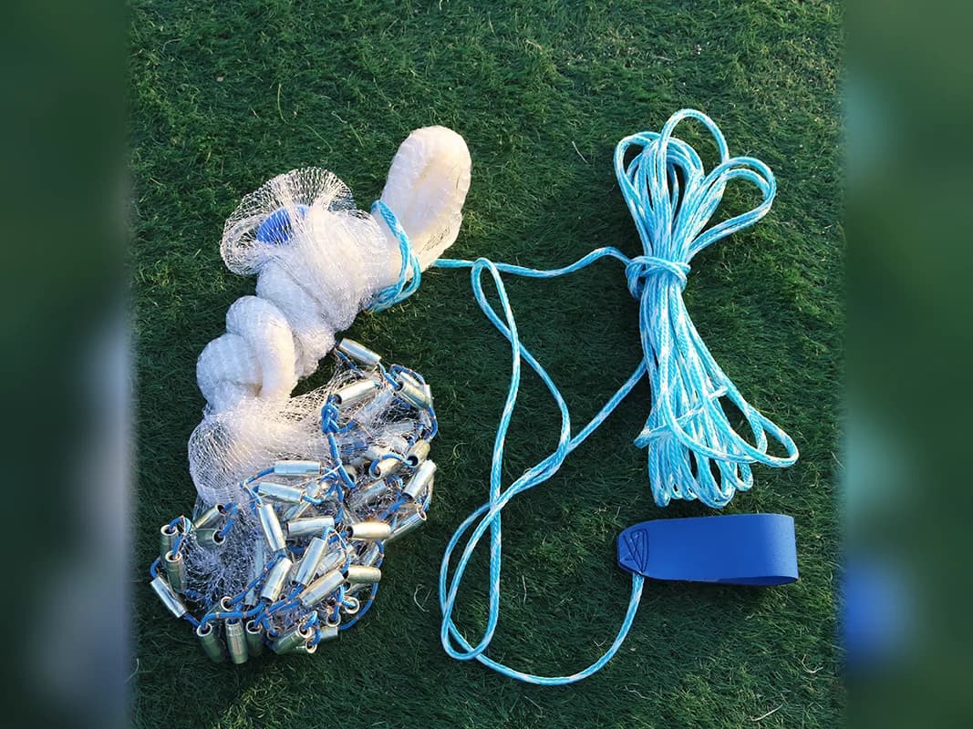 Cast fishing net with weighted sinkers and hand line