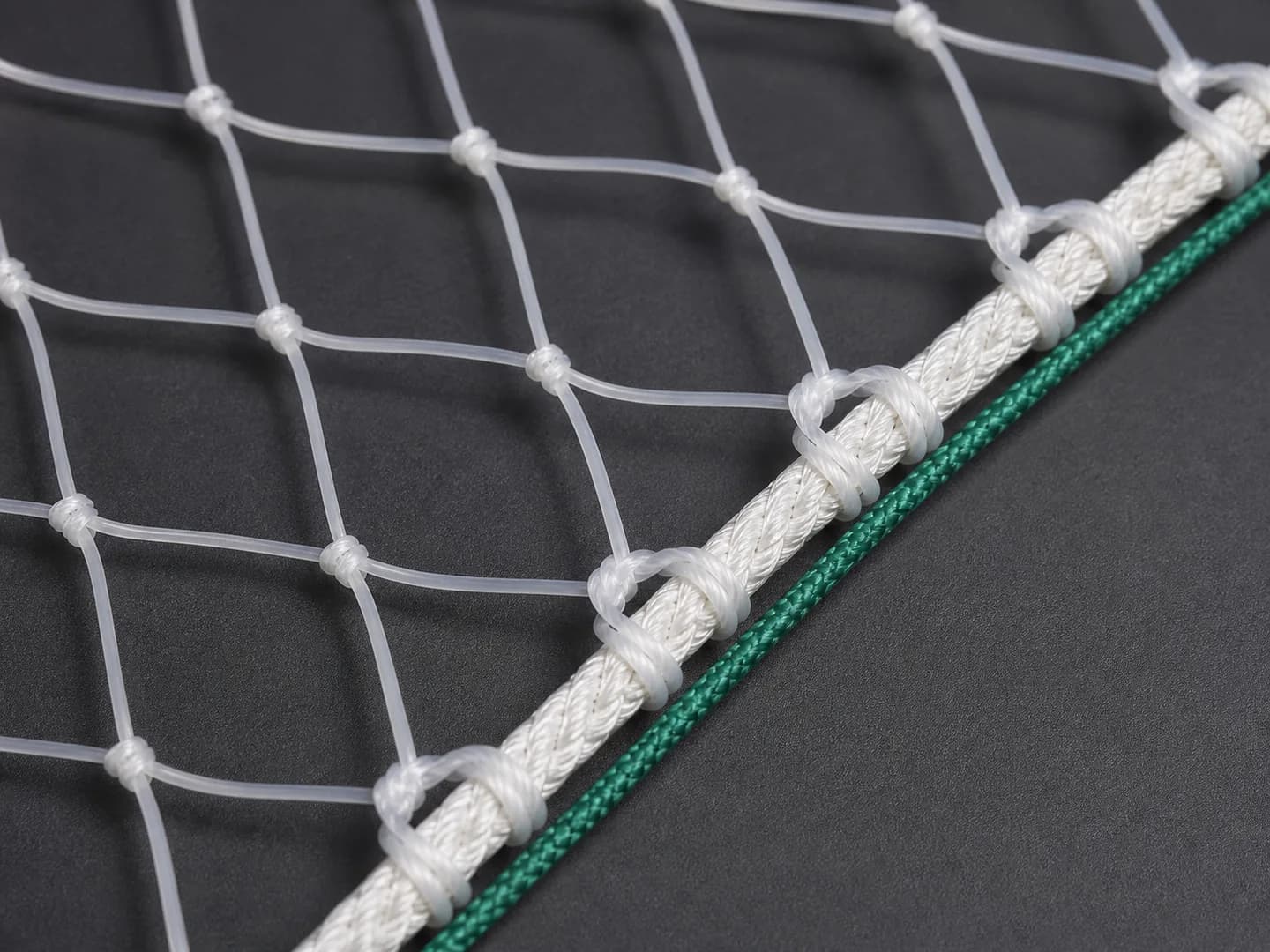 Reinforced fishing net selvage and mesh junction detail